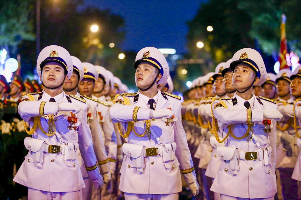 Đang diễn ra tổng hợp luyện các khối diễu binh 30-4 trên đường Lê Duẩn