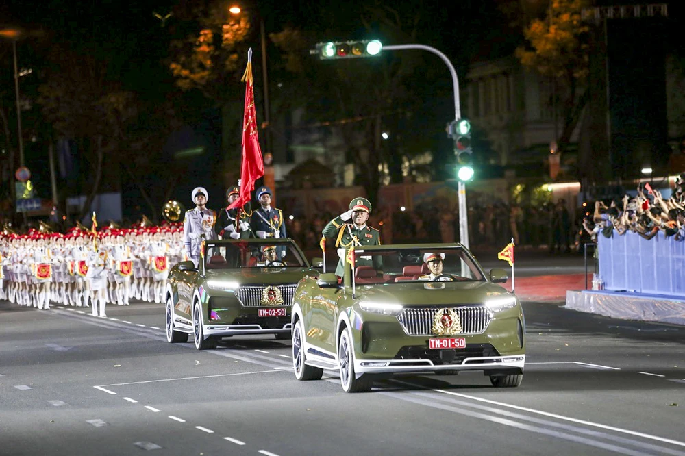 oàn cảnh tổng hợp luyện các khối diễu binh 30-4 trên đường Lê Duẩn