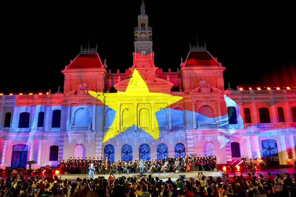 Mãn nhãn màn trình diễn 'Sắc màu thành phố Bác' hưởng ứng kỷ niệm 30-4