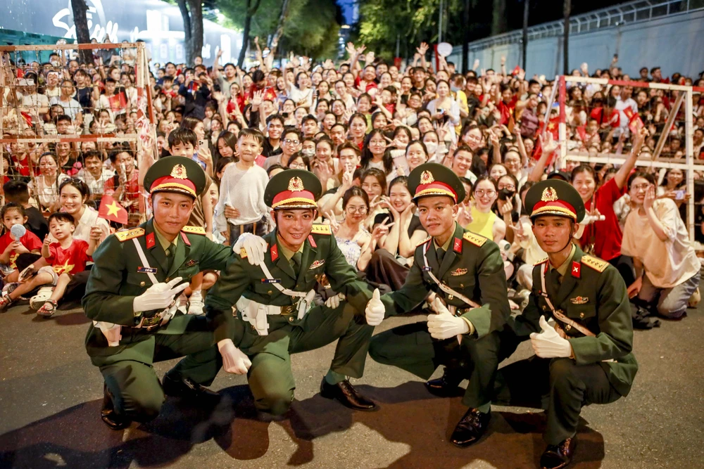 Khoảnh khắc đẹp giữa người dân và chiến sĩ tại buổi hợp luyện diễu binh 30-4