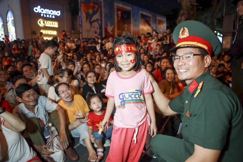 dieu binh 30-4- nguoi dan va chien si (7).jpg