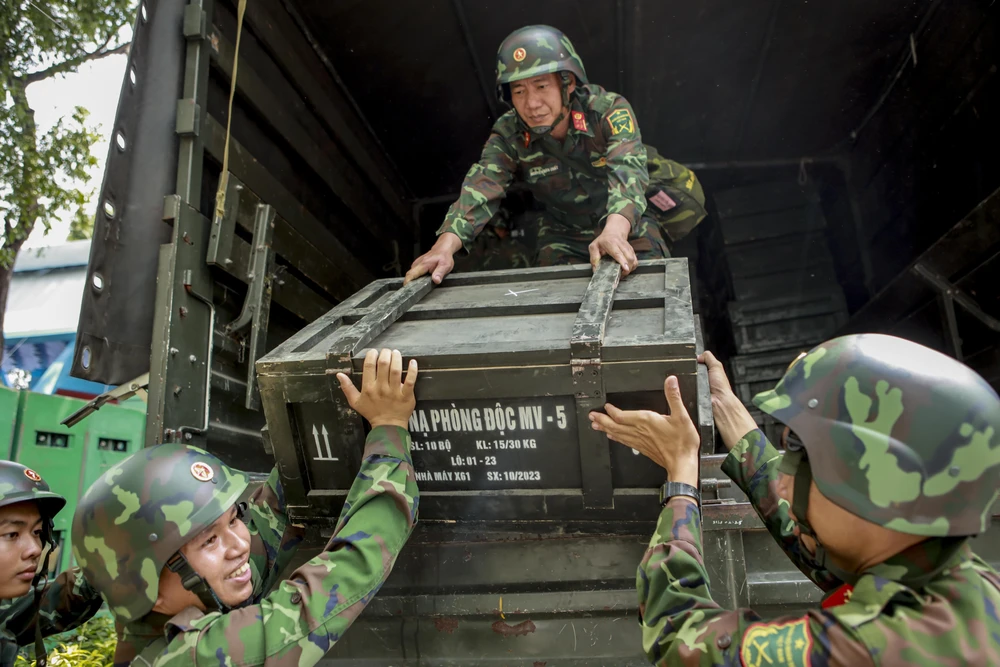 Chiến sĩ hóa học âm thầm đảm bảo an toàn cho diễu binh 30-4 (1).jpg