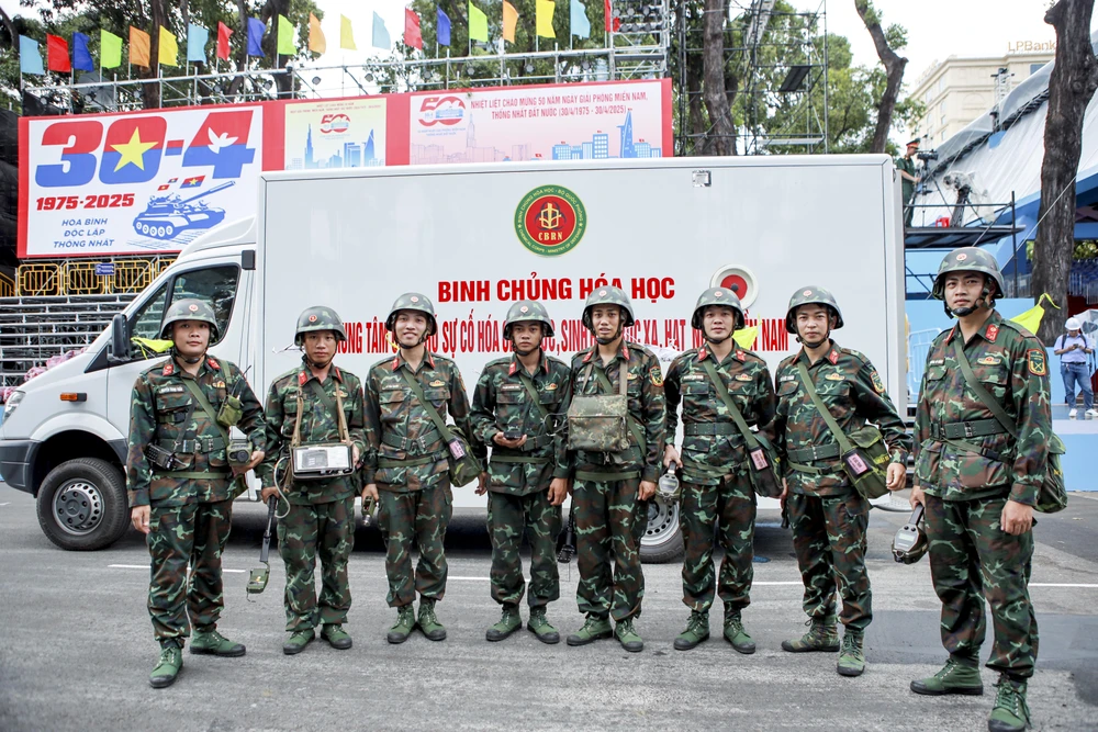 Chiến sĩ hóa học âm thầm đảm bảo an toàn cho diễu binh 30-4 (10).jpg