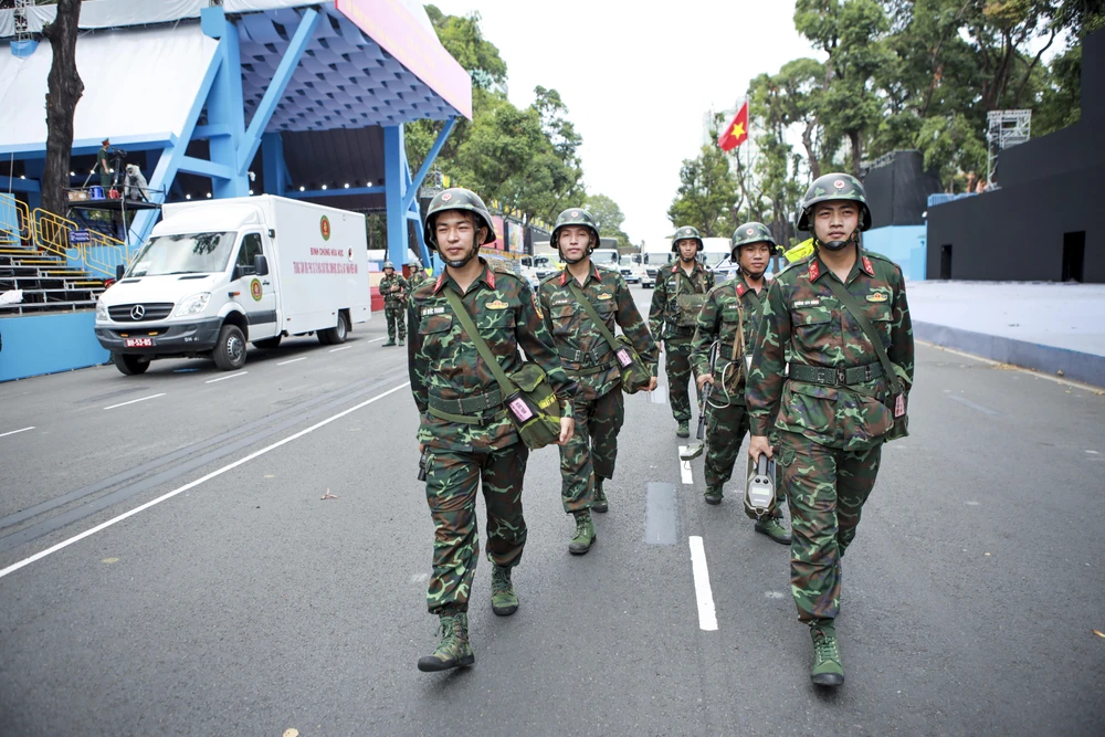 Chiến sĩ hóa học âm thầm đảm bảo an toàn cho diễu binh 30-4 (11).jpg