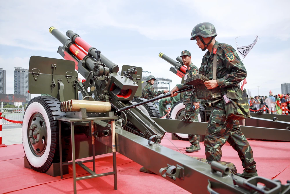 Chiến sĩ hóa học âm thầm đảm bảo an toàn cho diễu binh 30-4 (14).jpg