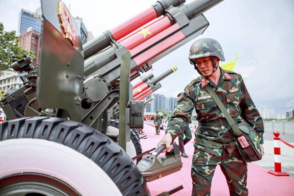 Chiến sĩ hóa học âm thầm đảm bảo an toàn cho diễu binh 30-4 (15).jpg