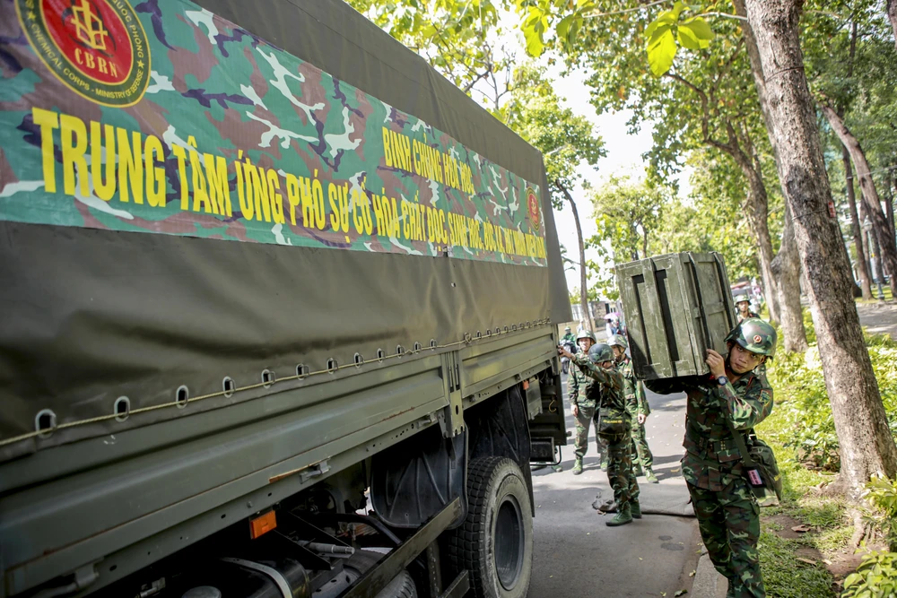 Chiến sĩ hóa học âm thầm đảm bảo an toàn cho diễu binh 30-4 (2).jpg
