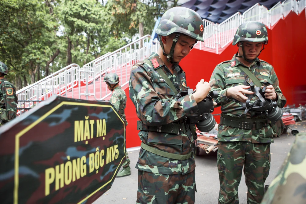 Chiến sĩ hóa học âm thầm đảm bảo an toàn cho diễu binh 30-4 (23).jpg