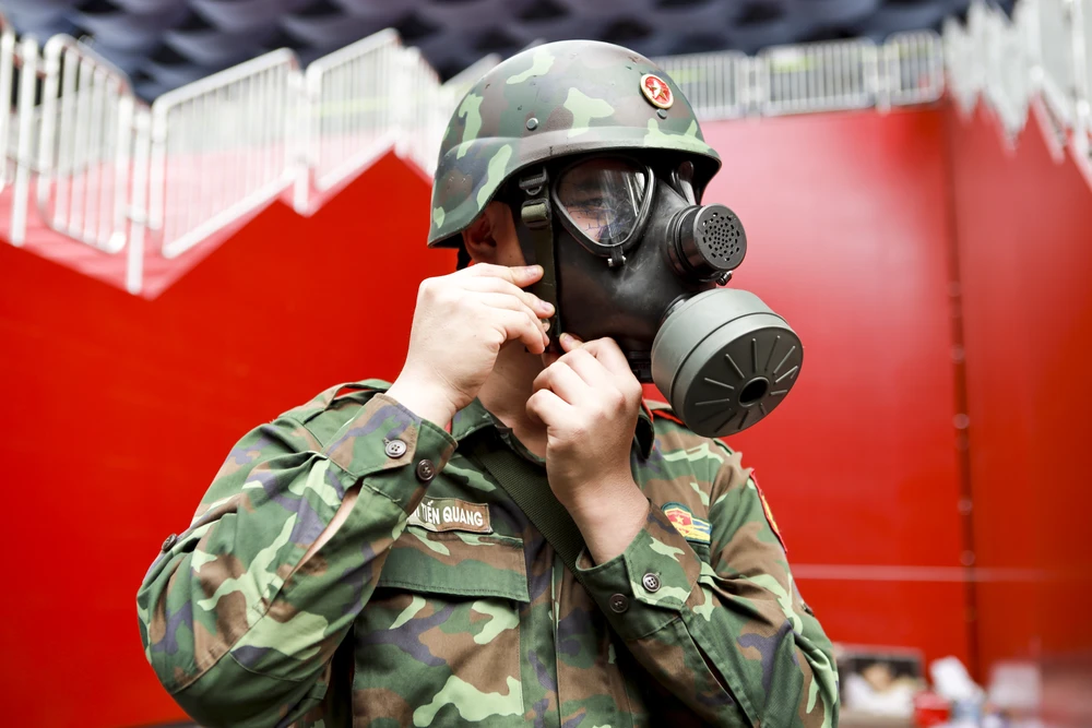 Chiến sĩ hóa học âm thầm đảm bảo an toàn cho diễu binh 30-4 (24).jpg