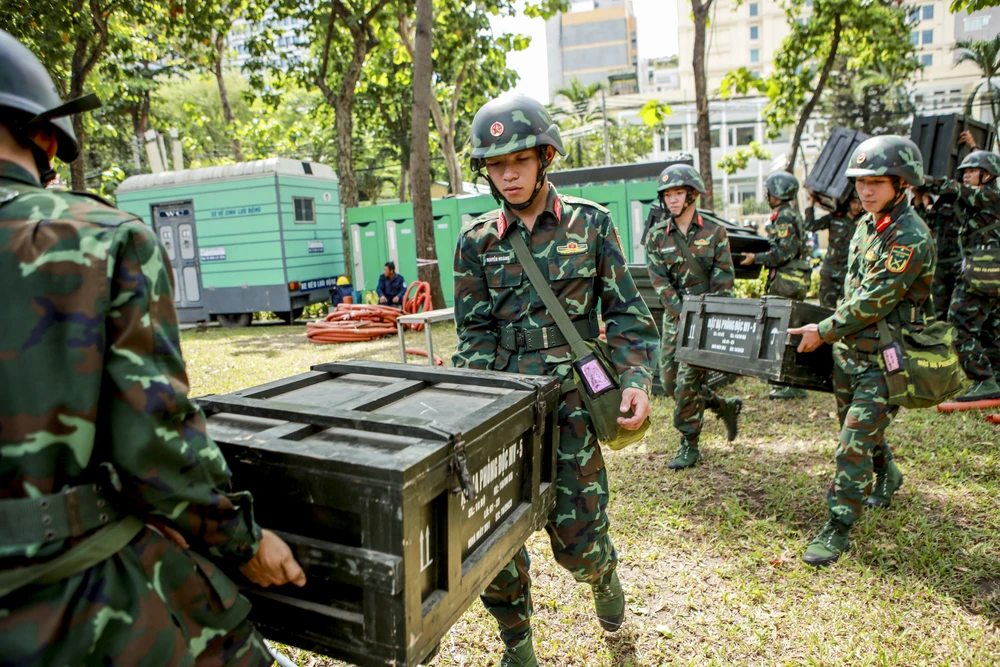 Chiến sĩ hóa học âm thầm đảm bảo an toàn cho diễu binh 30-4 (25).jpg