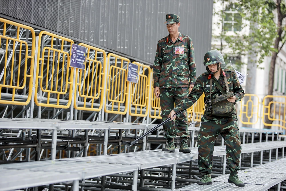 Chiến sĩ hóa học âm thầm đảm bảo an toàn cho diễu binh 30-4 (3).jpg