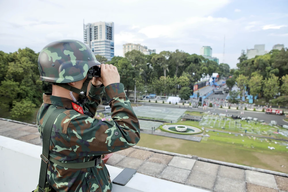 Chiến sĩ hóa học âm thầm đảm bảo an toàn cho diễu binh 30-4 (31).jpg