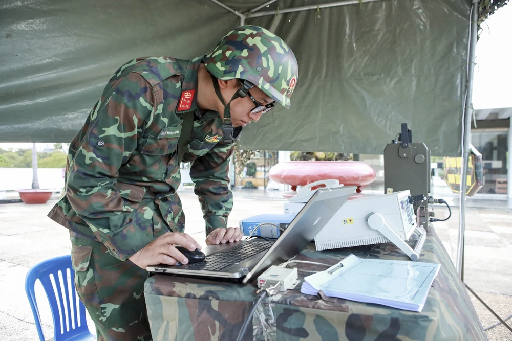 Chiến sĩ hóa học âm thầm đảm bảo an toàn cho diễu binh 30-4 (36).jpg