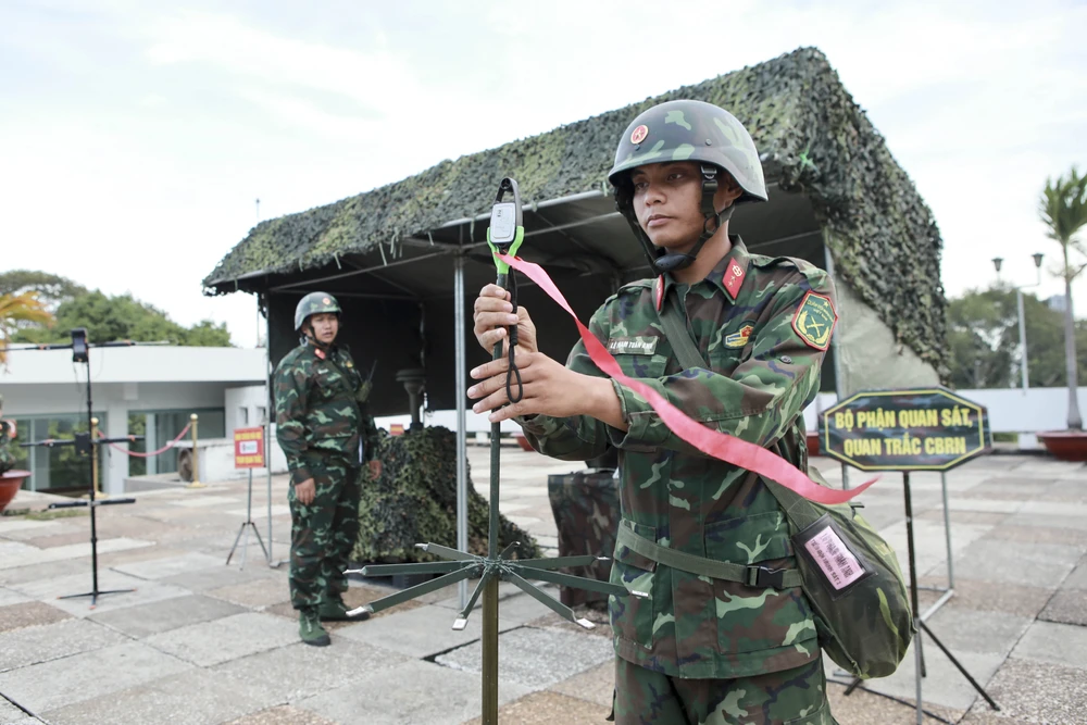Chiến sĩ hóa học âm thầm đảm bảo an toàn cho diễu binh 30-4 (39).jpg