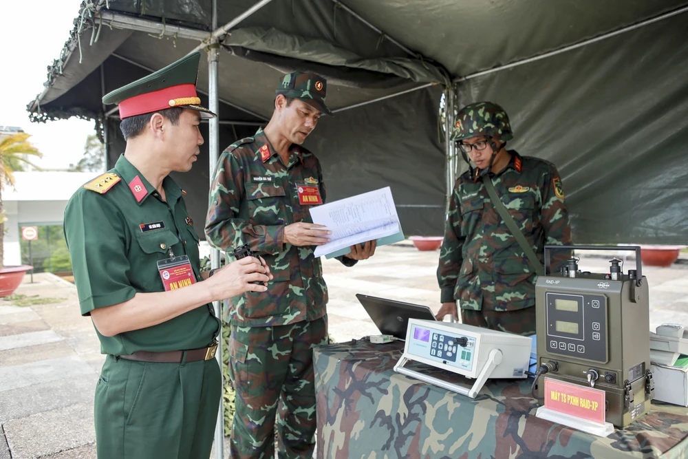 Chiến sĩ hóa học âm thầm đảm bảo an toàn cho diễu binh 30-4 (42).jpg