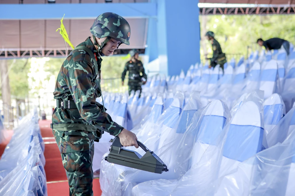 Chiến sĩ hóa học âm thầm đảm bảo an toàn cho diễu binh 30-4 (7).jpg