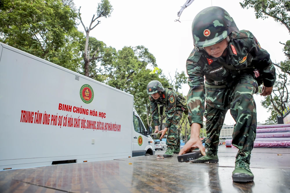 Chiến sĩ hóa học âm thầm đảm bảo an toàn cho diễu binh 30-4 (8).jpg