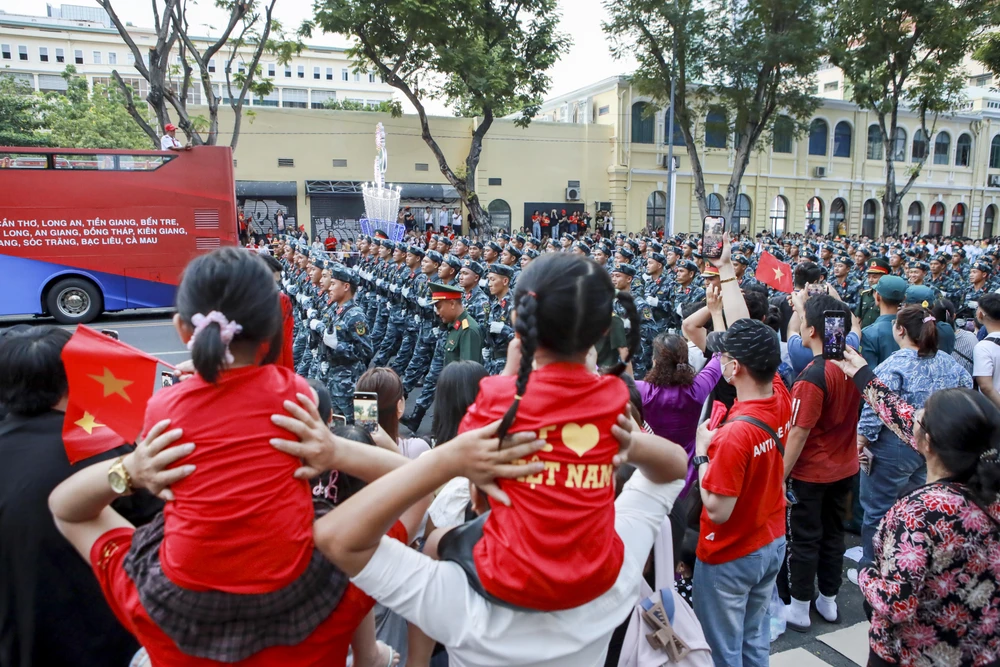 chiến sĩ diễu binh 30-4 đi trong vòng tay nhan dan (13).jpg