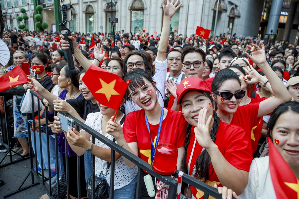 chiến sĩ diễu binh 30-4 đi trong vòng tay nhan dan (2).jpg