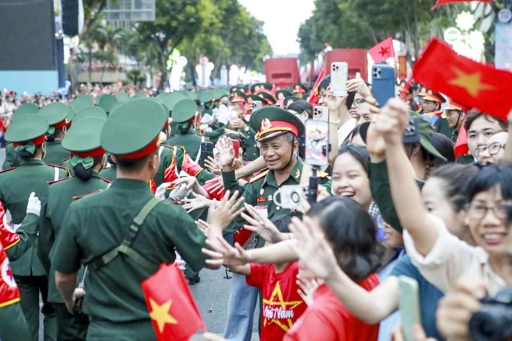 chiến sĩ diễu binh 30-4 đi trong vòng tay nhan dan (30).jpg