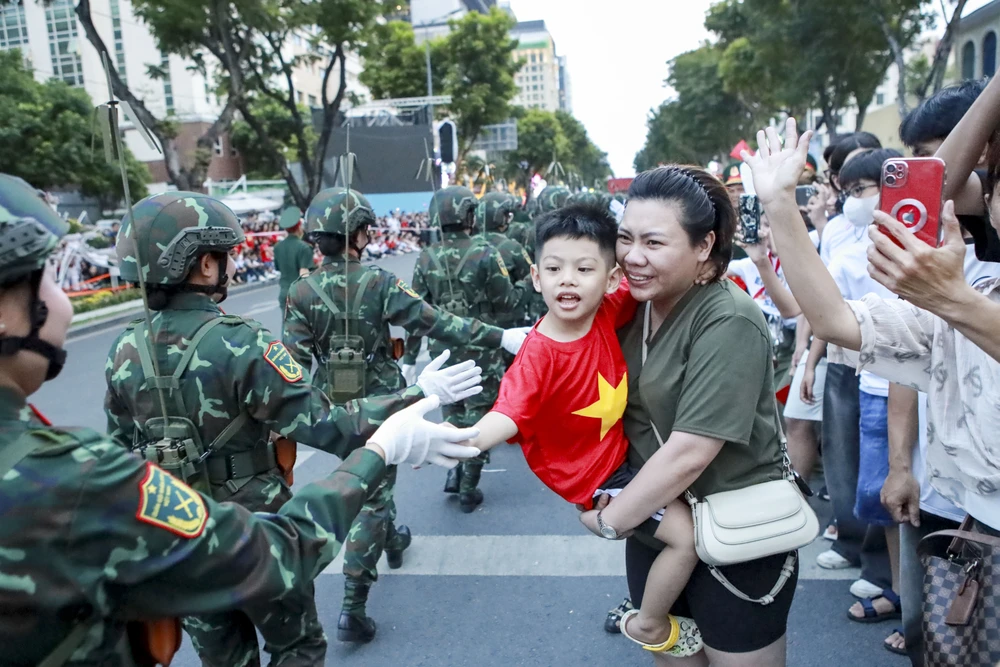 chiến sĩ diễu binh 30-4 đi trong vòng tay nhan dan (36).jpg