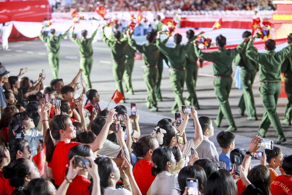 chiến sĩ diễu binh 30-4 đi trong vòng tay nhan dan (43).jpg