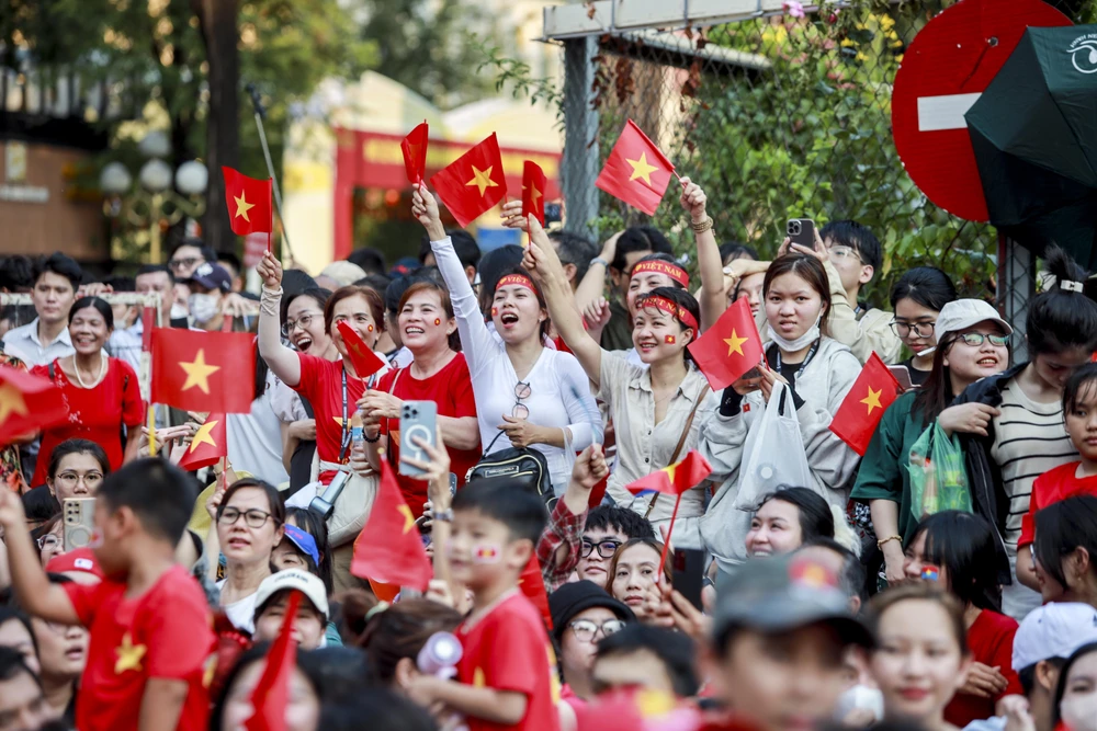 chiến sĩ diễu binh 30-4 đi trong vòng tay nhan dan (47).jpg