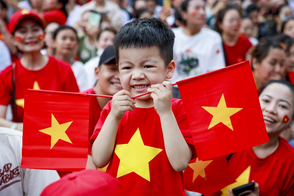 chiến sĩ diễu binh 30-4 đi trong vòng tay nhan dan (5).jpg