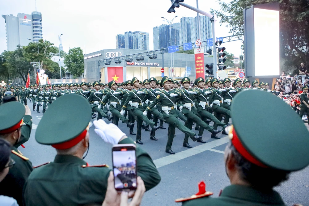 chiến sĩ diễu binh 30-4 đi trong vòng tay nhan dan 53.jpg