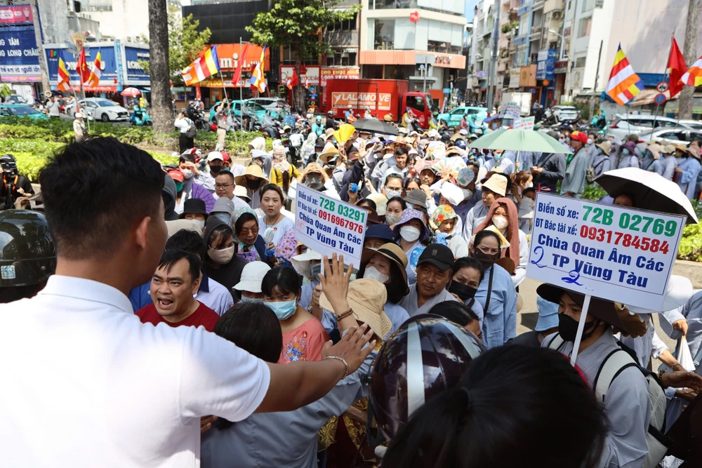 Hàng chục ngàn người dân đổ về Việt Nam Quốc Tự chiêm bái xá lợi trái tim bồ tát Thích Quảng Đức