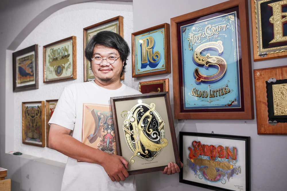 Chàng trai làm biển hiệu kính ngược dát vàng hiếm có ở TP.HCM