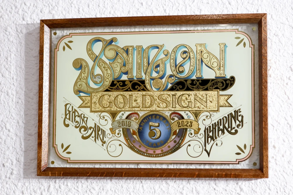 Chàng trai làm biển hiệu kính ngược dát vàng hiếm có ở TP.HCM