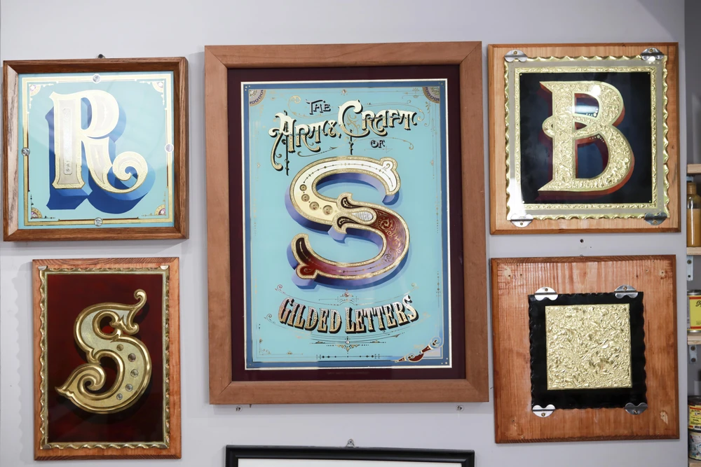 Chàng trai làm biển hiệu kính ngược dát vàng hiếm có ở TP.HCM