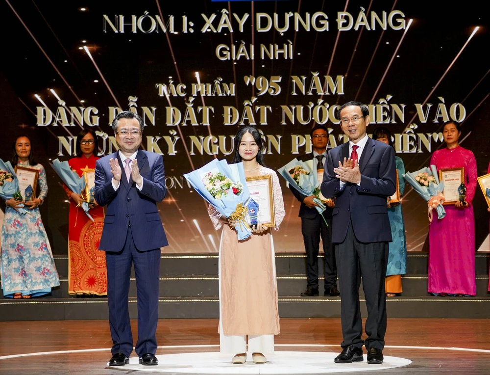 Báo chí TP- Trao giải báo chí (13).jpg