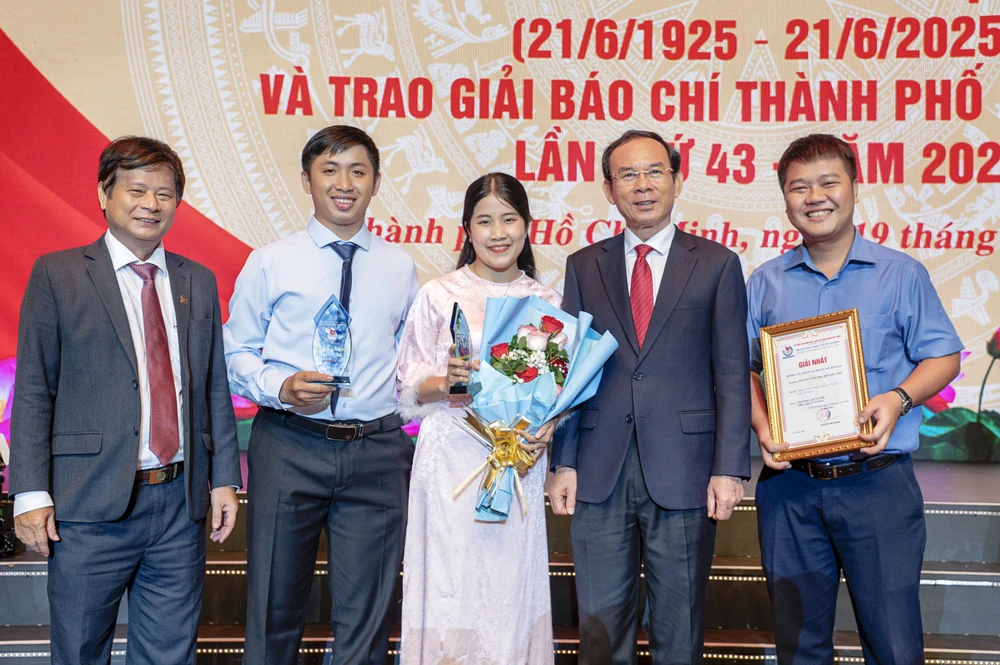 Báo chí TP- Trao giải báo chí (2).jpg