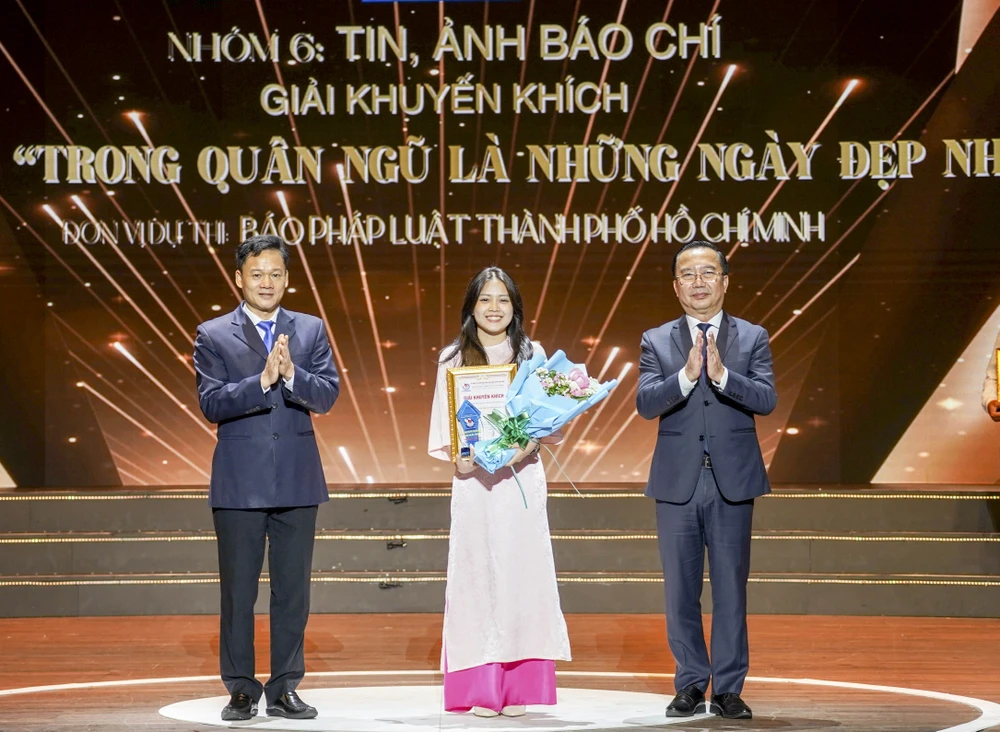 Báo chí TP- Trao giải báo chí (9).jpg