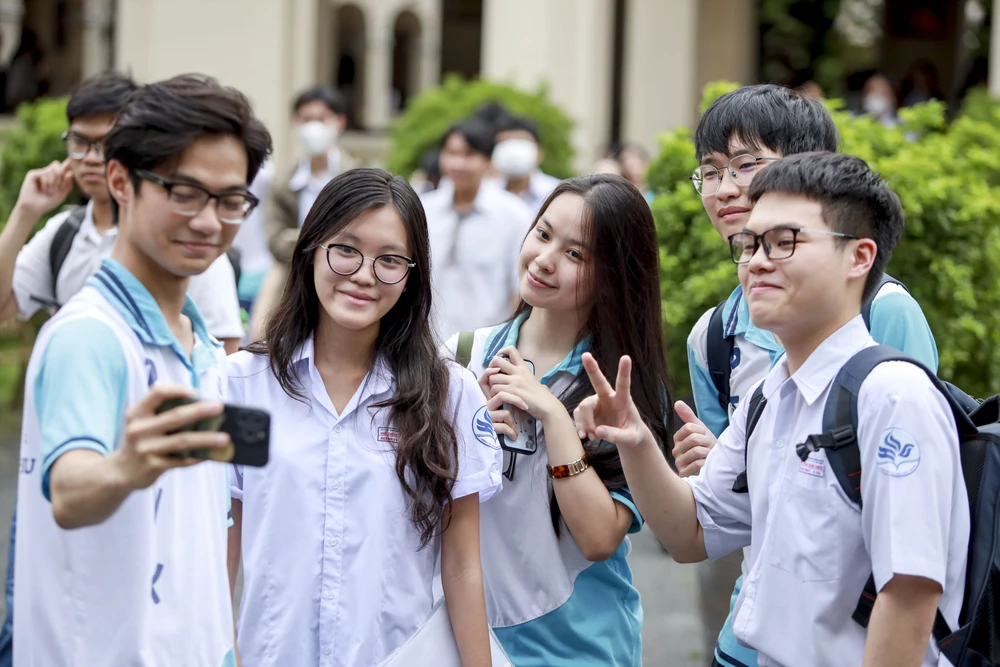 Sĩ tử TP.HCM tươi tắn, tự tin trong ngày làm thủ tục thi tốt nghiệp THPT 2025