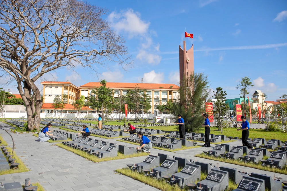 Báo Pháp Luật TP.HCM tri ân các cựu chiến binh: Mỗi căn nhà là một câu chuyện chưa kể