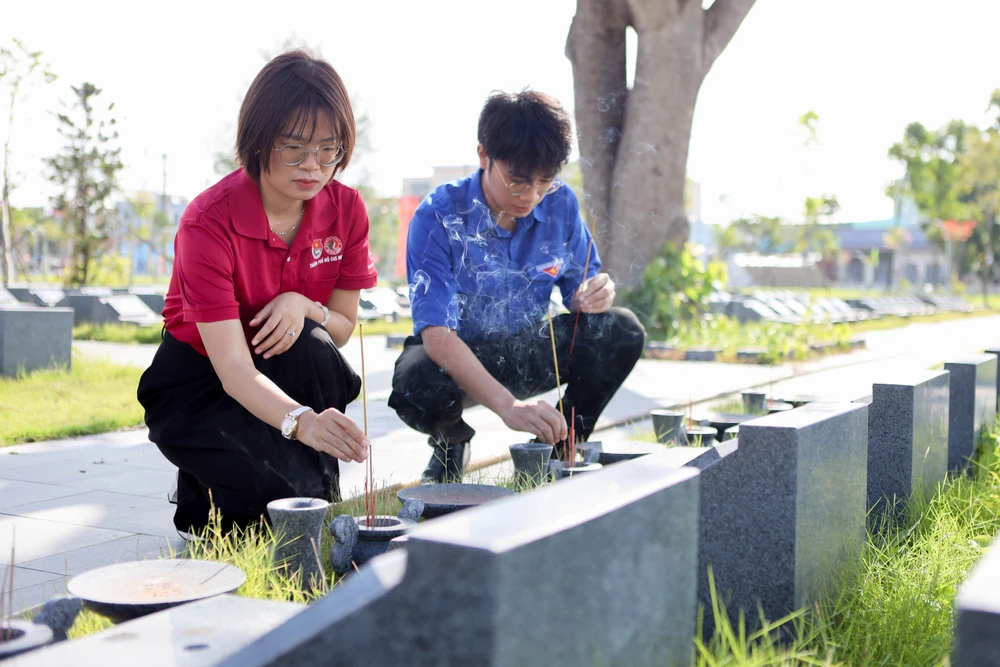 Báo Pháp Luật thăm gia đình chính sách (16).jpg