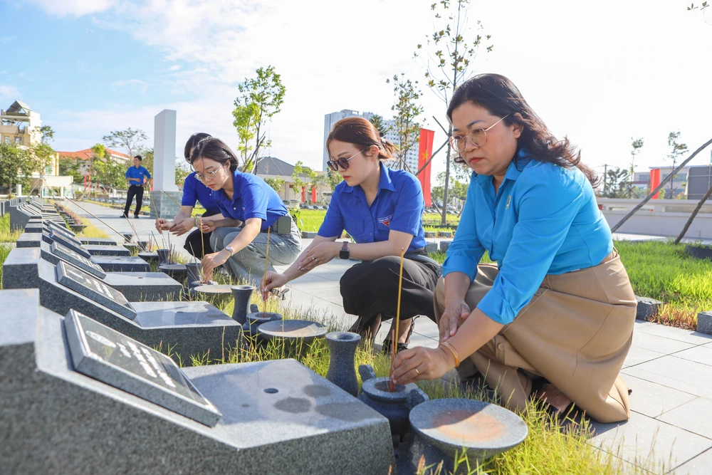Báo Pháp Luật thăm gia đình chính sách (17).jpg