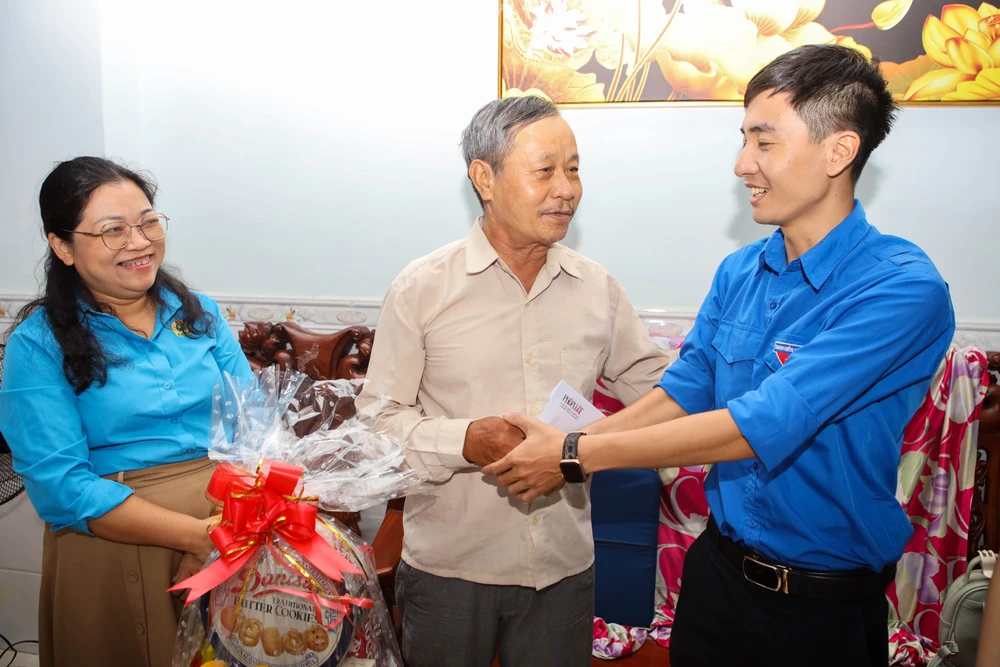 Báo Pháp Luật TP.HCM tri ân các cựu chiến binh: Mỗi căn nhà là một câu chuyện chưa kể