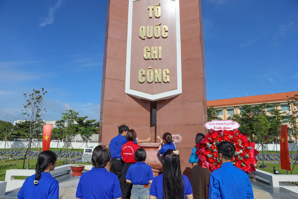 Báo Pháp Luật TP.HCM tri ân các cựu chiến binh: Mỗi căn nhà là một câu chuyện chưa kể