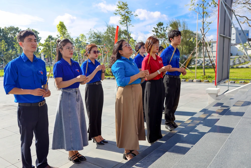 Báo Pháp Luật TP.HCM tri ân các cựu chiến binh: Mỗi căn nhà là một câu chuyện chưa kể