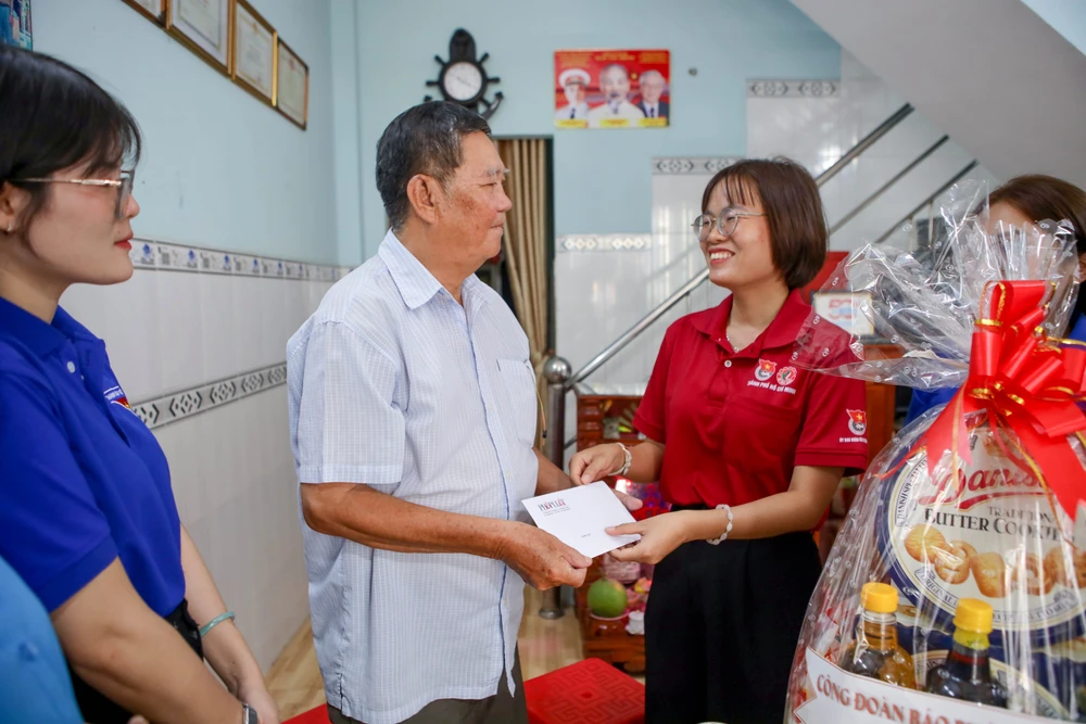 Báo Pháp Luật TP.HCM tri ân các cựu chiến binh: Mỗi căn nhà là một câu chuyện chưa kể