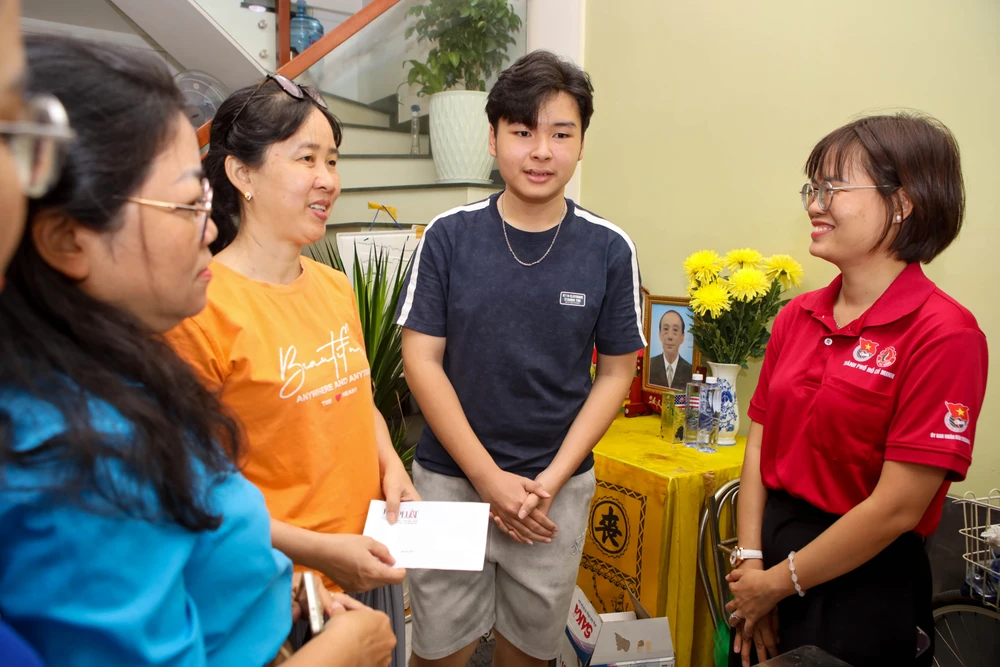 Báo Pháp Luật TP.HCM tri ân các cựu chiến binh: Mỗi căn nhà là một câu chuyện chưa kể