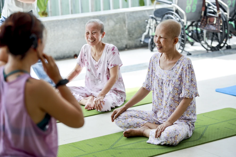 Từ bệnh nhân ung thư thành cô giáo lớp học yoga đặc biệt