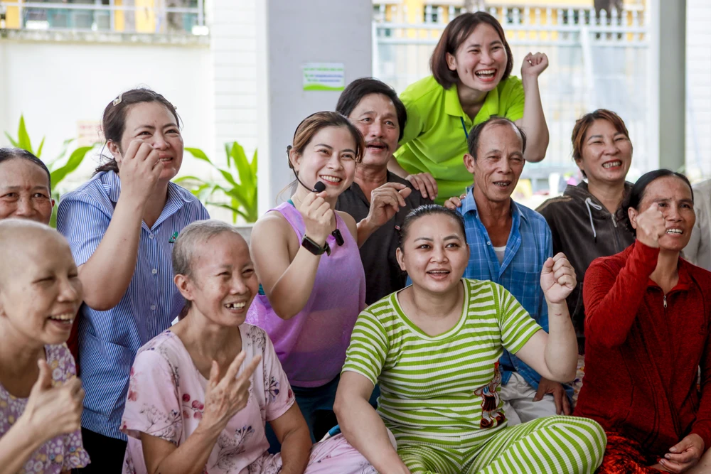 Từ bệnh nhân ung thư thành cô giáo lớp học yoga đặc biệt