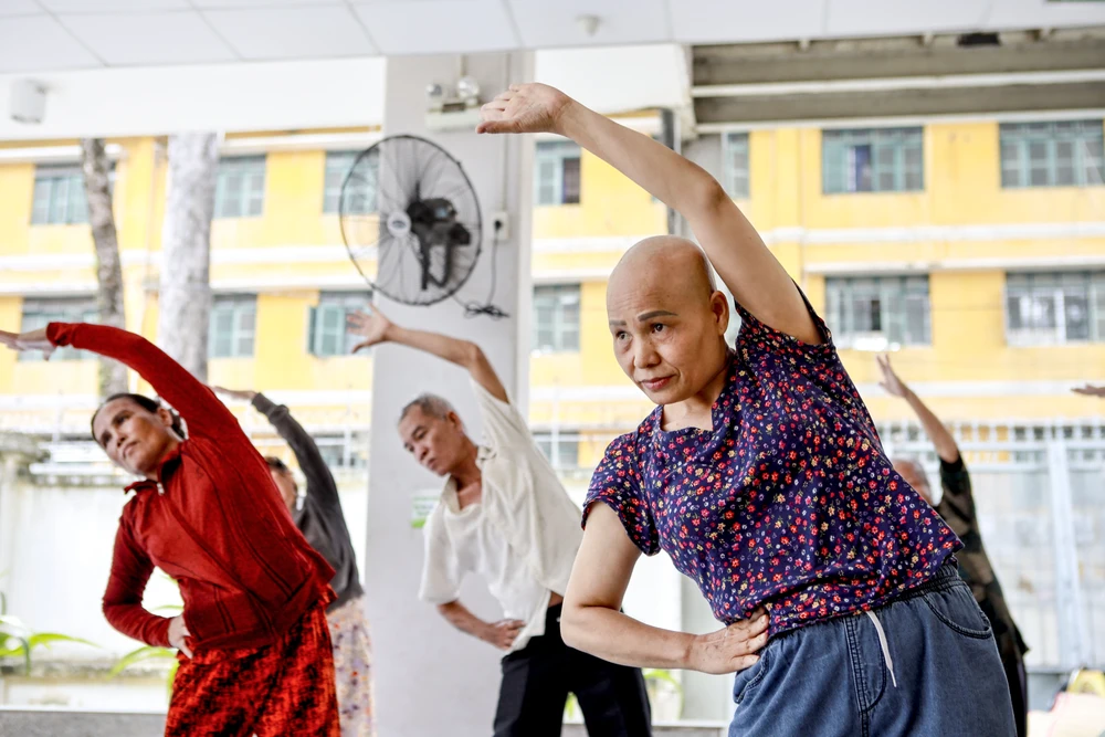 Từ bệnh nhân ung thư thành cô giáo lớp học yoga đặc biệt