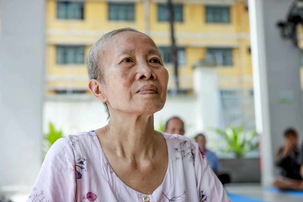 Từ bệnh nhân ung thư thành cô giáo lớp học yoga đặc biệt