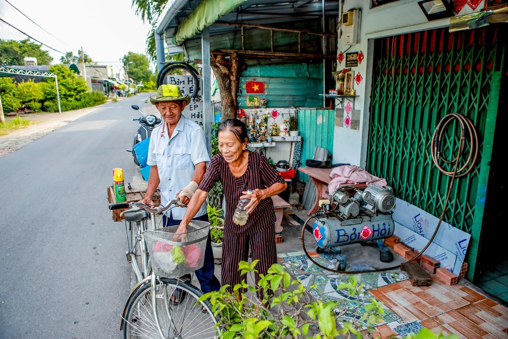  Người đàn ông giữ nghề bơm ga hột quẹt ở TP (1).png